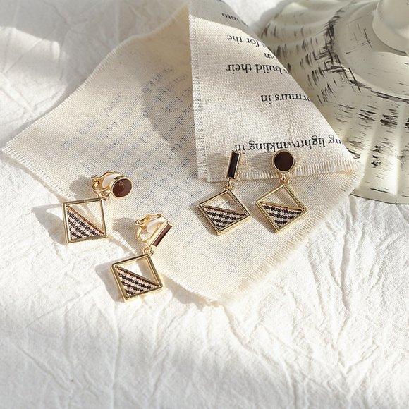 ♠️ NEW Minimalist Gold Earrings - Picture 5 of 7